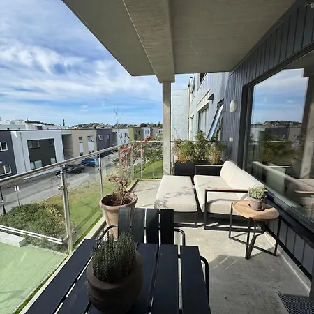 Modern With Balcony And Free Parking