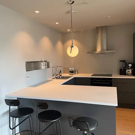 Leilighet Modern With Balcony And Free Parking