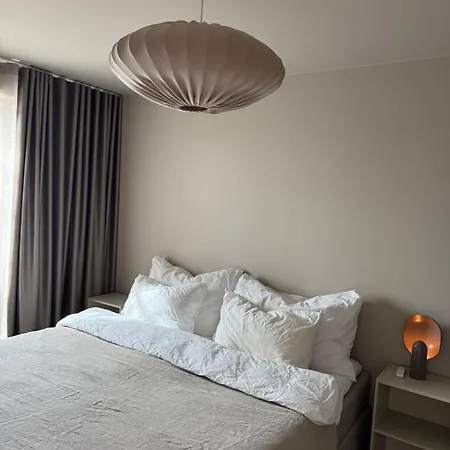 Modern With Balcony And Free Parking * Sola