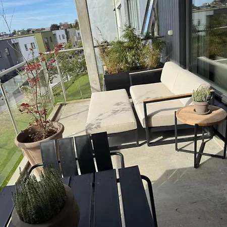 Modern With Balcony And Free Parking * Sola