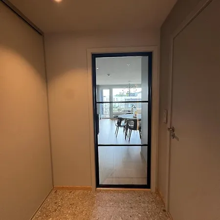 Modern With Balcony And Free Parking Leilighet