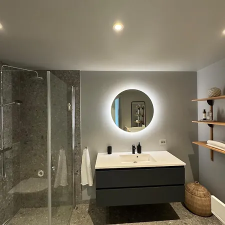 Modern With Balcony And Free Parking *